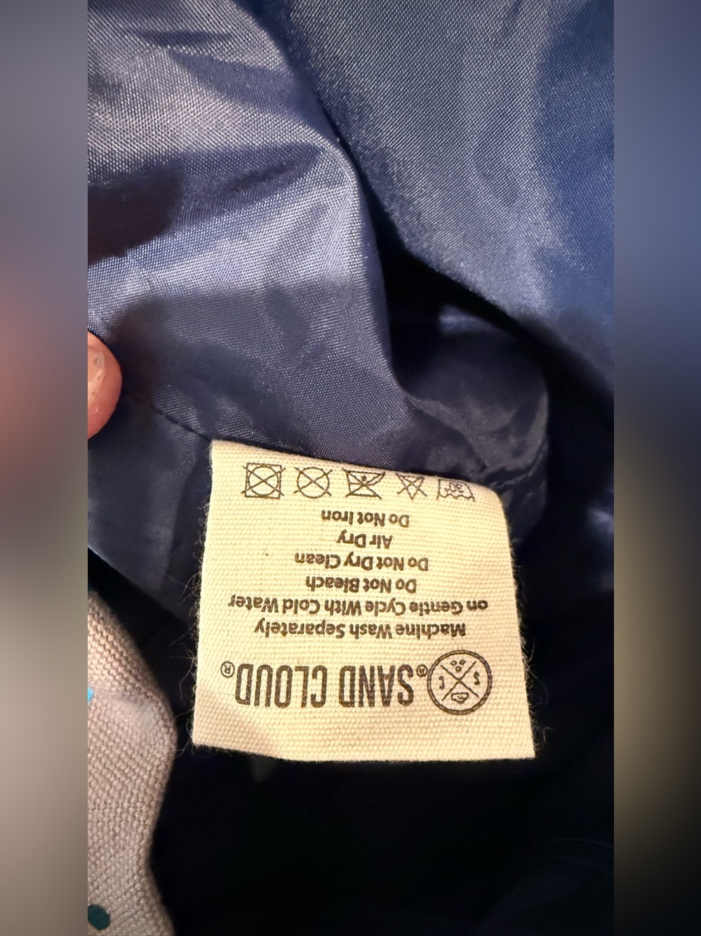 NWOT Shark Ripples Beach Tote - 2 inside pockets, 1 zip pocket, keychain hook - Picture 7 of 16